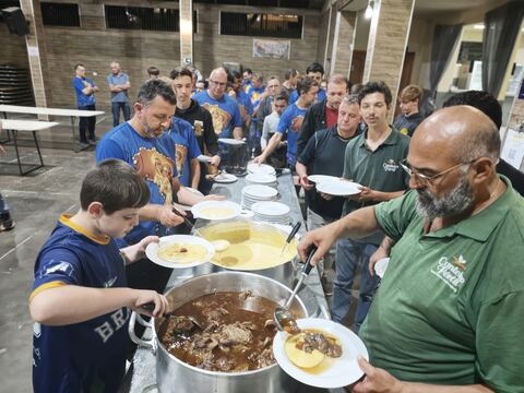 Fila do jantar de confraternização no salão paroquial