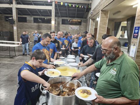 Servindo o jantar no salão após o terço