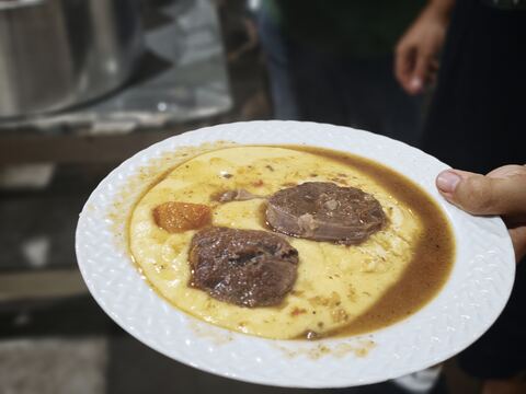 Prato do jantar preparado para o encontro