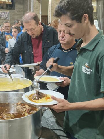 Servindo a carne no jantar de confraternização