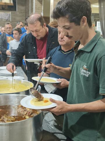 Jantar sendo servido no salão paroquial