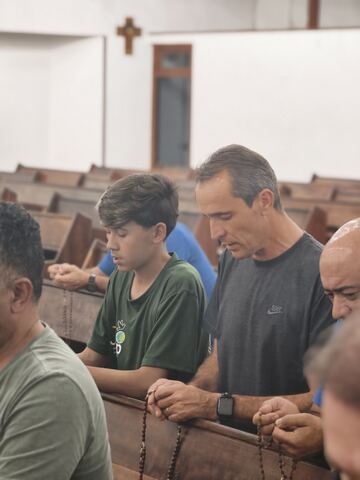 Grupo em oração visto pelos bancos