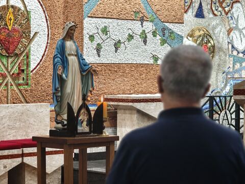 Imagem de Nossa Senhora junto ao altar
