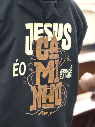 Detalhe da camiseta com a frase Jesus é o caminho