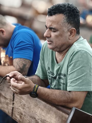 Participante em oração nos bancos