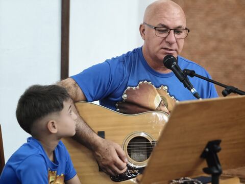 Participante tocando violão durante o encontro