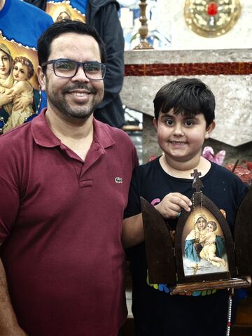 Homem e menino com o oratório de Nossa Senhora