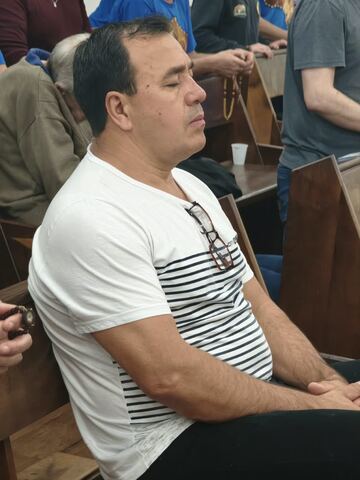 Participante em oração nos bancos
