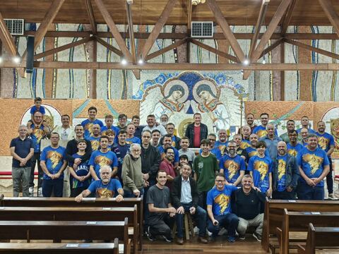Foto coletiva do grupo junto ao altar