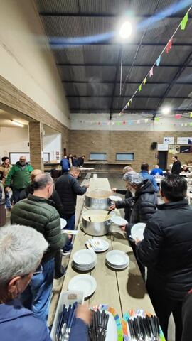 Fila do jantar de confraternização no salão paroquial
