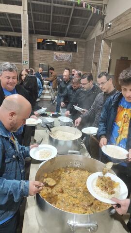 Homens no jantar de confraternização