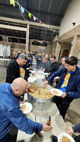Participantes no jantar com a camiseta do Terço