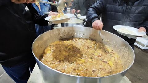 Servindo o jantar de confraternização