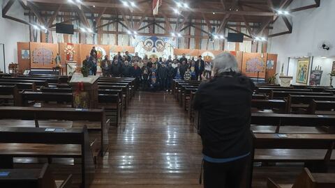 Foto coletiva do grupo diante do altar