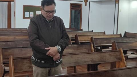 Homens reunidos na oração do Santo Terço