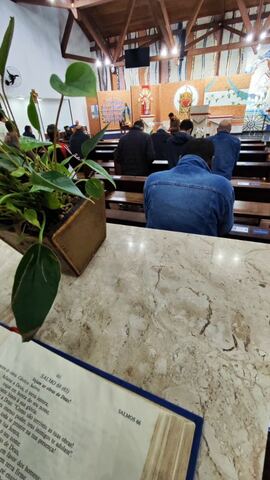 Bancos da igreja durante o encontro