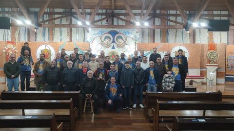 Foto coletiva do grupo junto ao altar