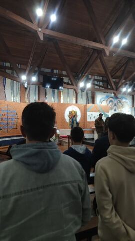 Participante em perfil durante o terço
