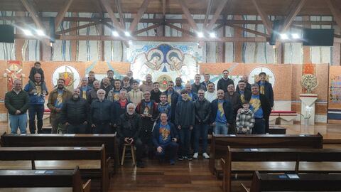 Foto coletiva do Terço dos Homens na igreja