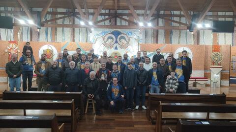 Foto coletiva do grupo junto ao altar