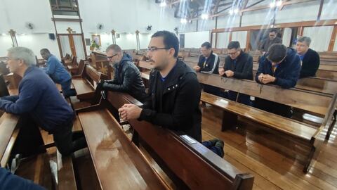 Homens nos bancos da igreja